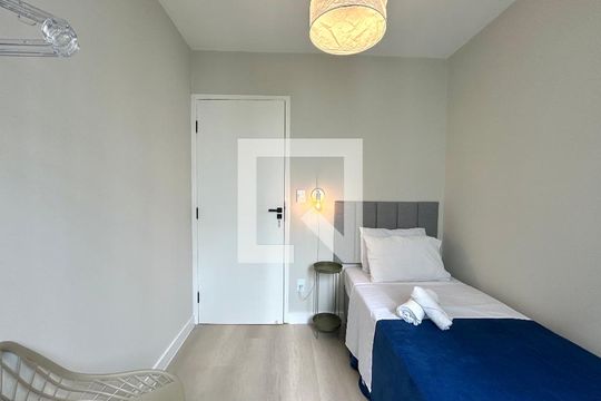 Quarto 1 de apartamento para alugar com 2 quartos, 52m² em Itacorubi, Florianópolis