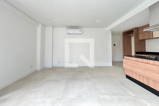 Sala  de apartamento para alugar com 2 quartos, 85m² em Centro, Florianópolis