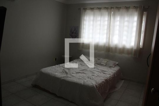 Suíte de casa para alugar com 4 quartos, 240m² em Vila Alto da Gloria, Goiânia