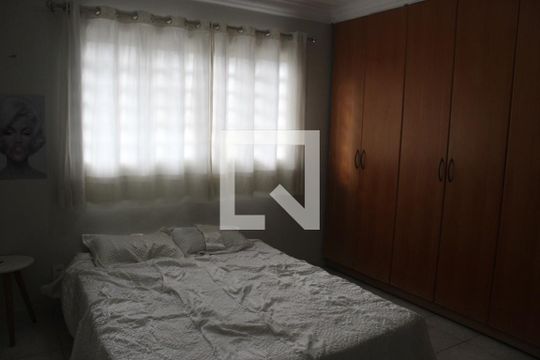 Suíte de casa para alugar com 4 quartos, 240m² em Vila Alto da Gloria, Goiânia