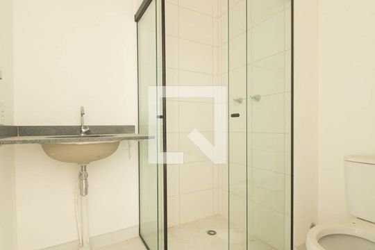 Banheiro de kitnet/studio para alugar com 1 quarto, 24m² em Vila Cordeiro, São Paulo
