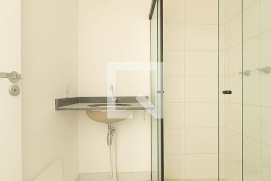 Banheiro de kitnet/studio para alugar com 1 quarto, 24m² em Vila Cordeiro, São Paulo