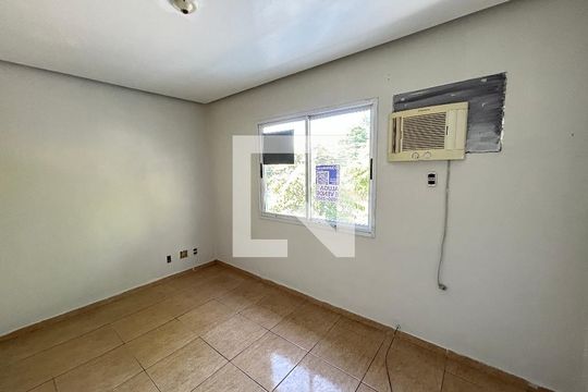 Quarto 1 de casa de condomínio para alugar com 2 quartos, 80m² em Praça Seca, Rio de Janeiro