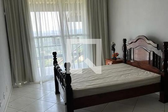 Casa de Condomínio para alugar com 3 quartos, 450m² em Alpes de Caieiras , São Paulo