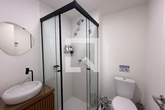 Banheiro de kitnet/studio para alugar com 1 quarto, 26m² em República, São Paulo