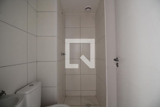 Banheiro de apartamento para alugar com 2 quartos, 43m² em Taquara, Rio de Janeiro