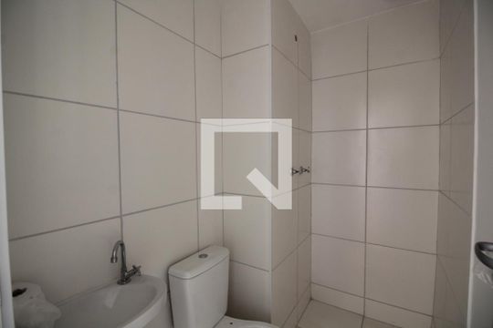 Banheiro de apartamento para alugar com 2 quartos, 43m² em Taquara, Rio de Janeiro
