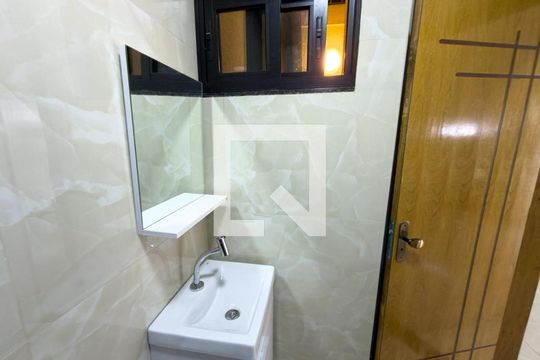 Banheiro de kitnet/studio para alugar com 1 quarto, 34m² em Guará, Brasília