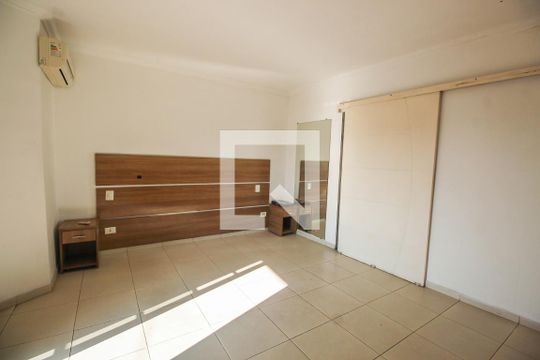 Suíte de casa para alugar com 3 quartos, 300m² em Jardim Oliveiras, Taboão da Serra