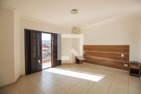 Suíte de casa para alugar com 3 quartos, 300m² em Jardim Oliveiras, Taboão da Serra