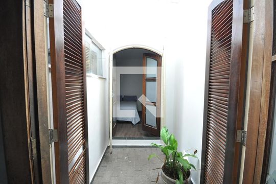 Hall de ventilação e iluminação de casa à venda com 2 quartos, 120m² em Vila Irmaos Arnoni, São Paulo