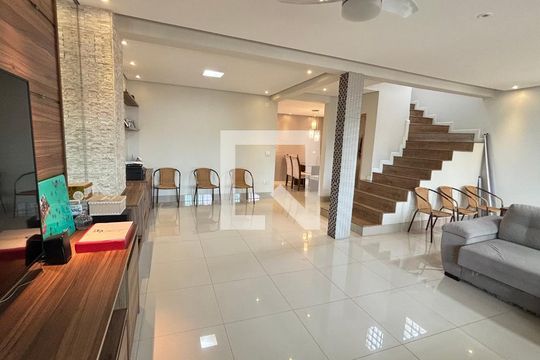 Casa à venda com 4 quartos, 300m² em Jardim Monte Azul, São Paulo