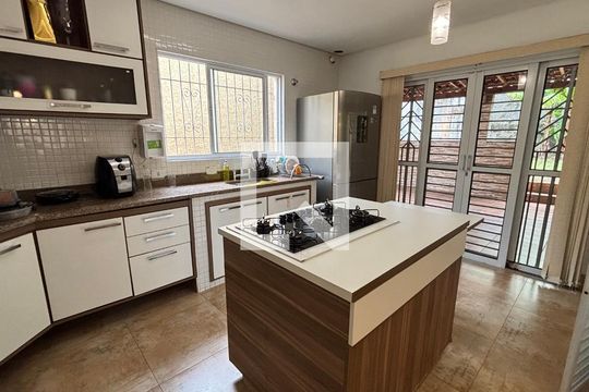 Casa à venda com 4 quartos, 300m² em Jardim Monte Azul, São Paulo