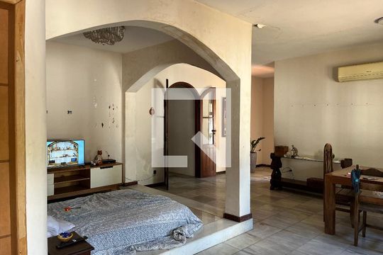 Casa para alugar com 5 quartos, 700m² em Santa Cruz, Rio de Janeiro