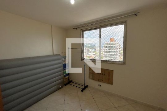 Quarto 1 de apartamento para alugar com 2 quartos, 90m² em Vila Valqueire, Rio de Janeiro