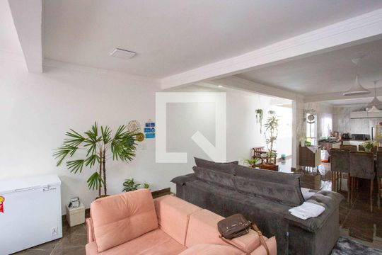Sala de TV de casa à venda com 6 quartos, 177m² em Centro, Diadema