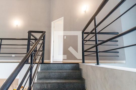 Escada de casa de condomínio à venda com 3 quartos, 570m² em Residencial Dez (alphaville), Santana de Parnaíba