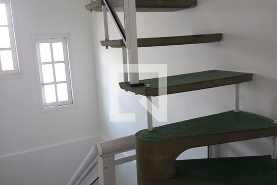 Escada de casa para alugar com 5 quartos, 270m² em Barra de Maricá, Maricá