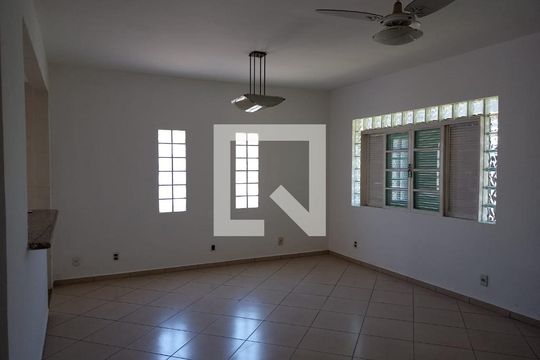 Quarto de casa para alugar com 5 quartos, 270m² em Barra de Maricá, Maricá