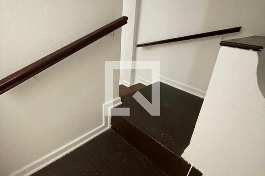 Escada de casa à venda com 4 quartos, 124m² em Perdizes, São Paulo