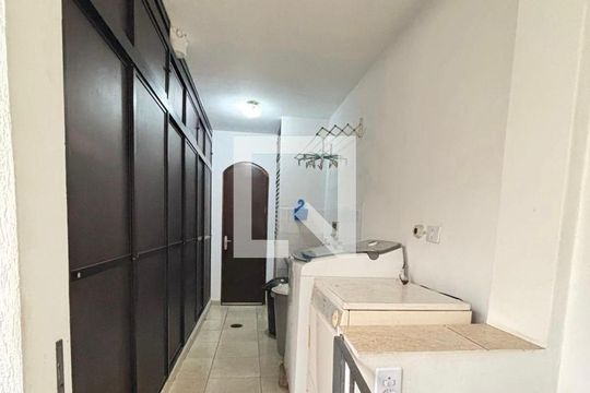 Lavanderia comum com geladeira e fogão, iluminação boa, piso de cerâmica, armários de madeira, janelas médias, iluminação boa, bem decorada. de casa à venda com 4 quartos, 170m² em Cambuci, São Paulo