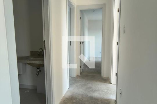 Corredor de apartamento à venda com 3 quartos, 70m² em Caxingui, São Paulo