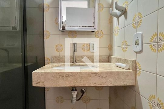 Banheiro de apartamento à venda com 2 quartos, 55m² em Jardim Miranda, Campinas