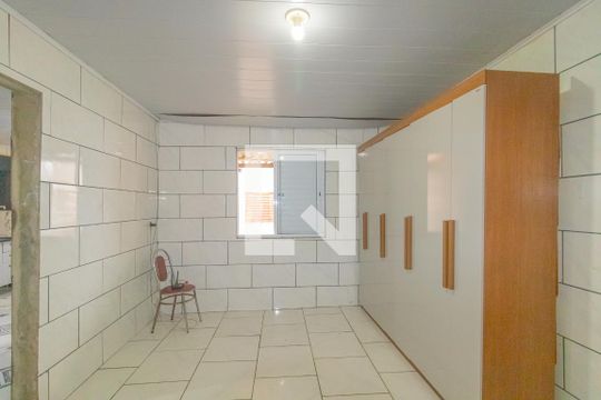 Sala/Quarto de casa para alugar com 1 quarto, 180m² em Guajuviras, Canoas