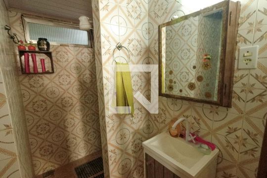 Banheiro de casa à venda com 2 quartos, 400m² em Bonsucesso, Rio de Janeiro