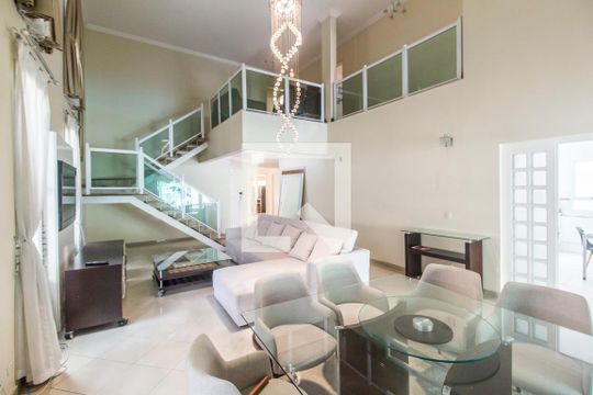 Sala  de casa de condomínio para alugar com 4 quartos, 360m² em Residencial 18 do Forte, Santana de Parnaíba