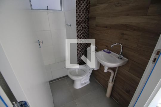 Banheiro de apartamento para alugar com 2 quartos, 47m² em Taquara, Rio de Janeiro