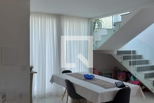 Sala de casa de condomínio para alugar com 4 quartos, 280m² em Canasvieiras, Florianópolis