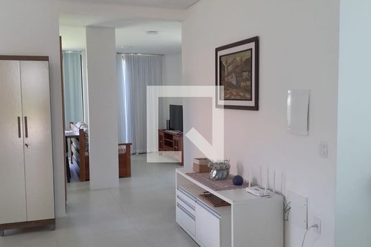 Sala de casa de condomínio para alugar com 4 quartos, 280m² em Canasvieiras, Florianópolis