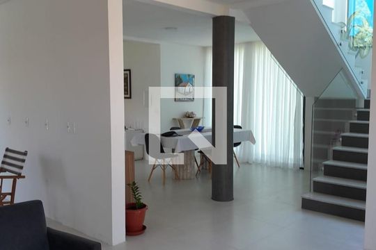Sala de casa de condomínio para alugar com 4 quartos, 280m² em Canasvieiras, Florianópolis