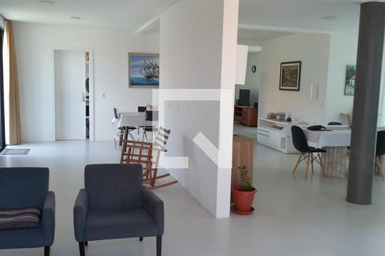 Sala de casa de condomínio para alugar com 4 quartos, 280m² em Canasvieiras, Florianópolis