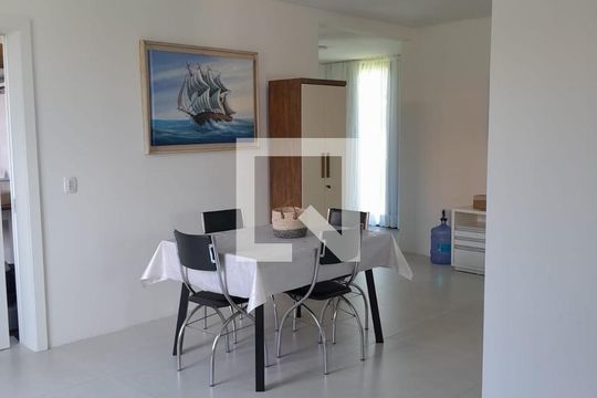 Sala de casa de condomínio para alugar com 4 quartos, 280m² em Canasvieiras, Florianópolis