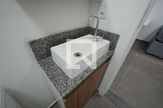 Banheiro de kitnet/studio para alugar com 1 quarto, 18m² em Vila Mariana, São Paulo