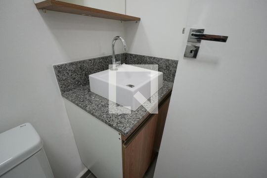 banheiro de kitnet/studio para alugar com 1 quarto, 24m² em Vila Mariana, São Paulo