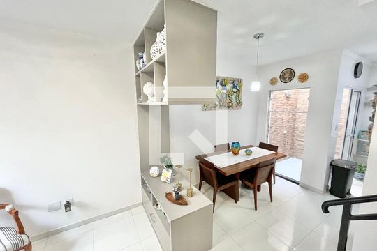 Sala/Cozinha de casa de condomínio à venda com 2 quartos, 102m² em Chora Menino, São Paulo