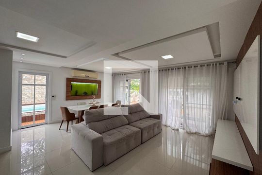 Sala de casa de condomínio para alugar com 4 quartos, 260m² em Recreio dos Bandeirantes, Rio de Janeiro