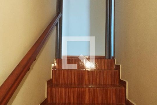 Escada de casa para alugar com 3 quartos, 68m² em Jacareí, Jacareí