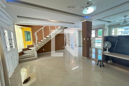 Casa à venda com 4 quartos, 390m² em Vila Valqueire, Rio de Janeiro