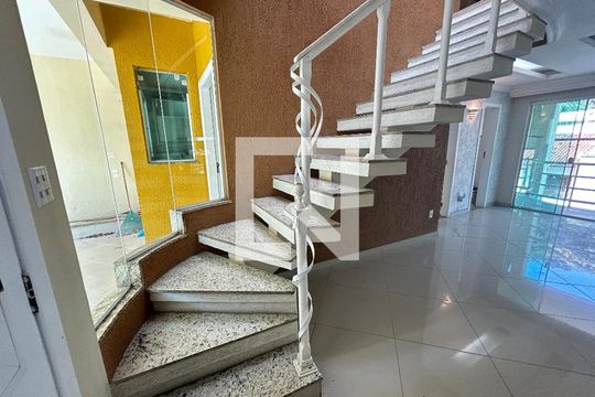 Escada de casa à venda com 4 quartos, 390m² em Vila Valqueire, Rio de Janeiro