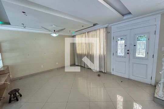 Sala de casa à venda com 4 quartos, 390m² em Vila Valqueire, Rio de Janeiro