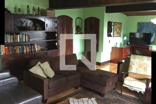 Sala de casa para alugar com 5 quartos, 235m² em Jardim Monte Azul, São Paulo