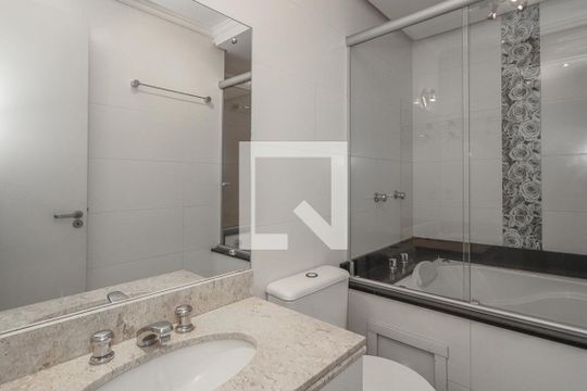 Banheiro da Suíte de casa de condomínio à venda com 3 quartos, 194m² em São Sebastião, Porto Alegre