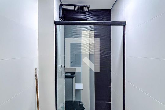 Banheiro de kitnet/studio para alugar com 1 quarto, 23m² em Vila Azevedo, São Paulo