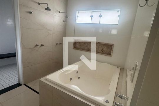 Banheiro 2  de casa de condomínio para alugar com 3 quartos, 221m² em Gávea, Uberlândia
