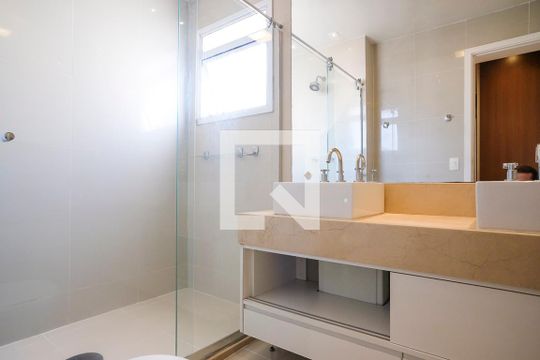 Banheiro da suíte 1 de apartamento para alugar com 3 quartos, 135m² em Cerâmica, São Caetano do Sul