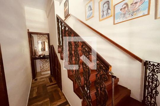 Escada de casa para alugar com 3 quartos, 190m² em Centro, Taubaté